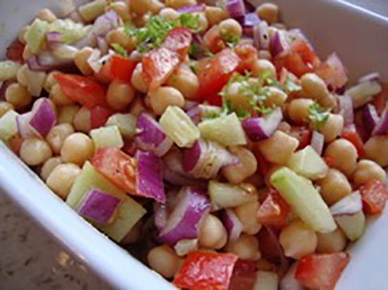 Spicy chickpea and cucumber salad
